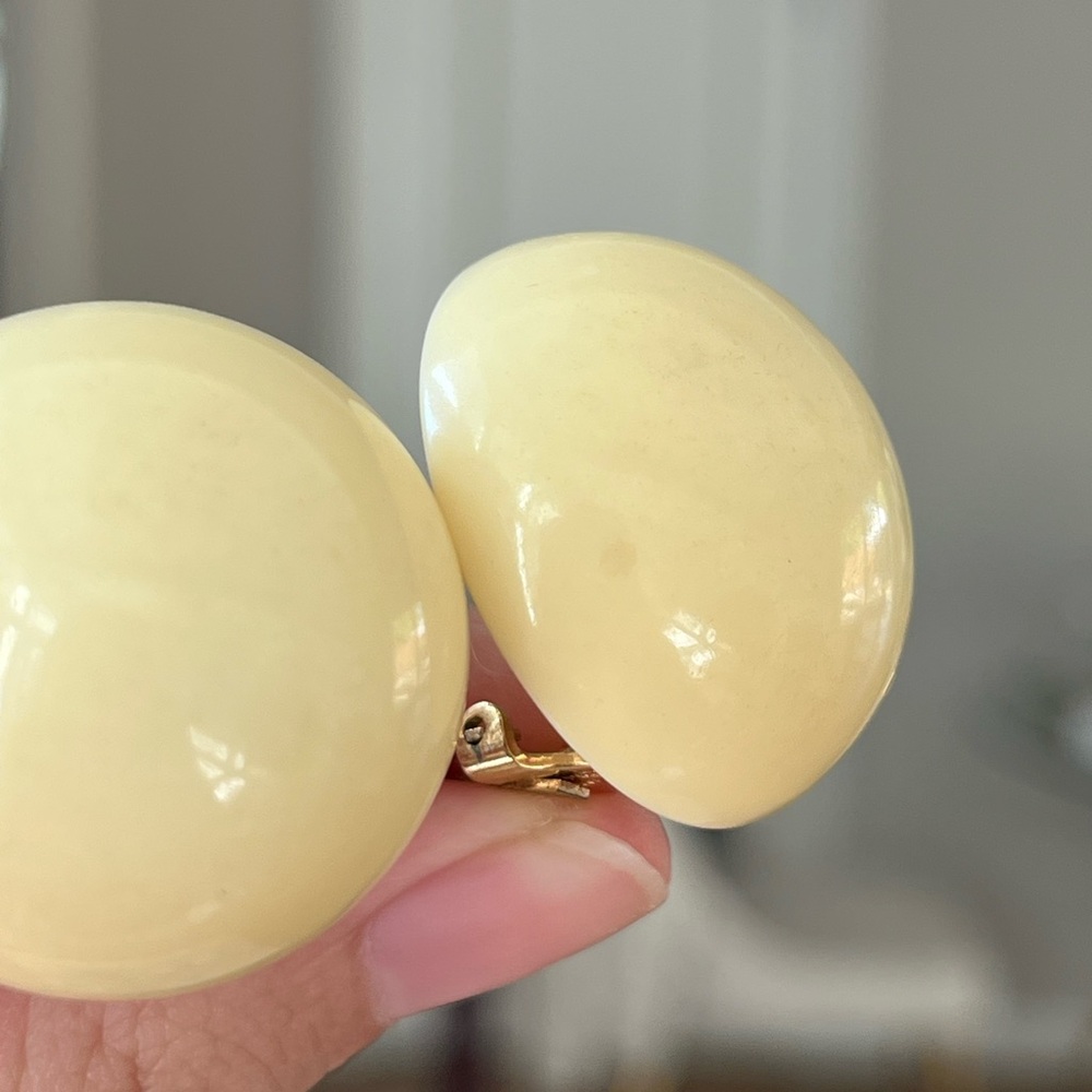 Vintage Christian Dior 1973 Round Cream Yellow Pour Glass Cabochon Clip Earrings - Picture 3 of 7